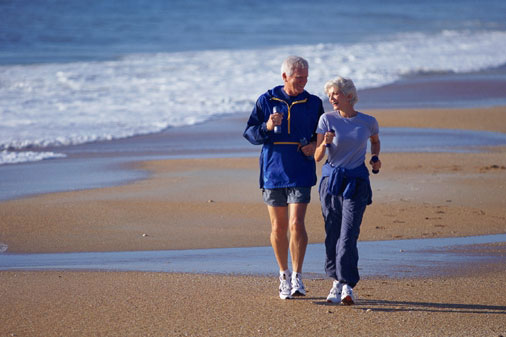 E005203_couple-walking-on-beach